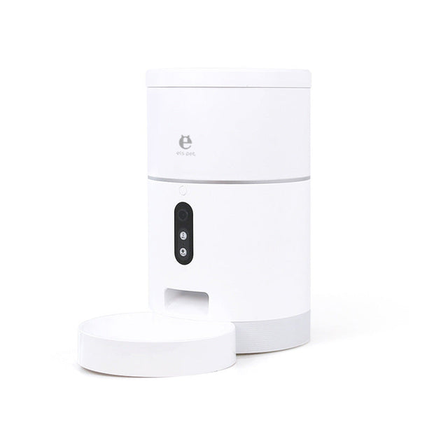 Intelligent automatic water feeder for cats and dogs, smart pet dispenser, white.